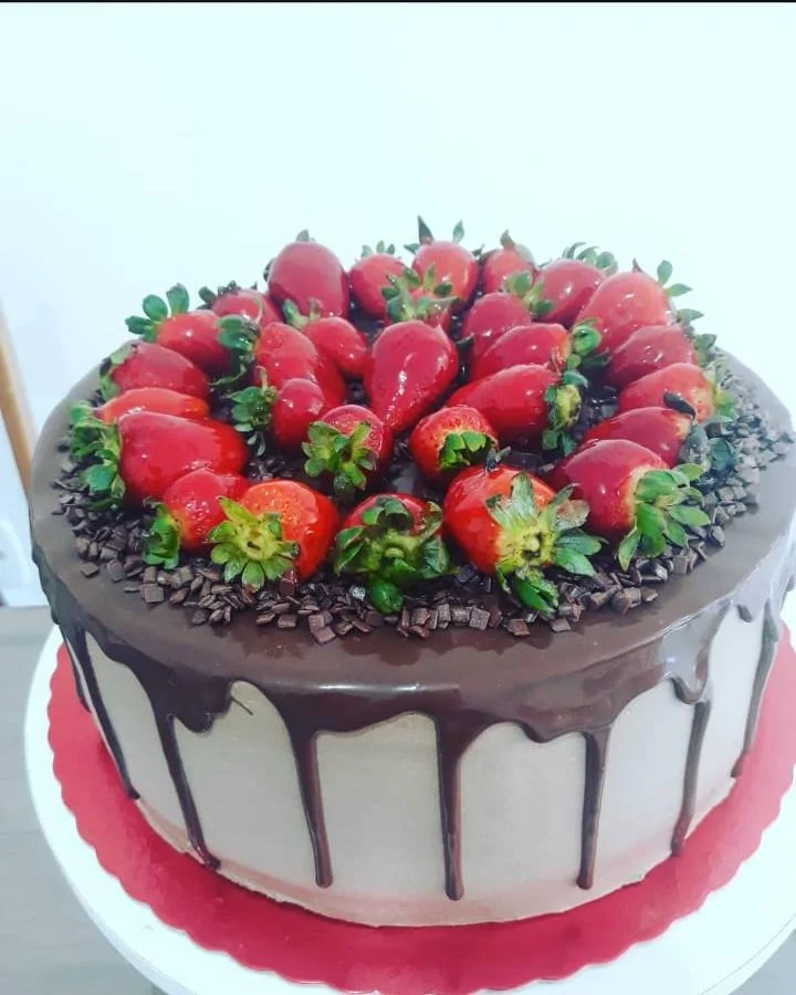 Bolo de chocolate com morango