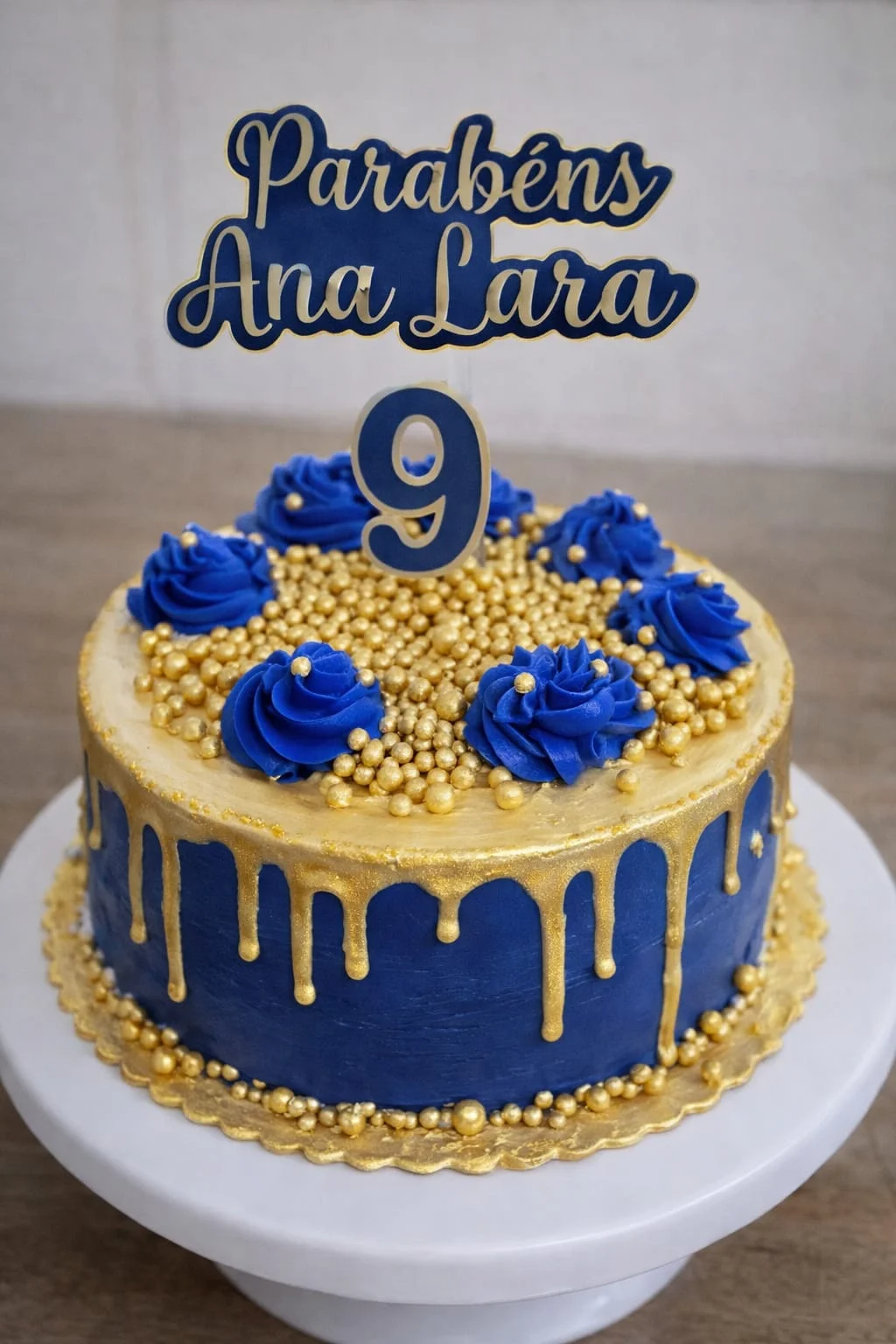 Bolo dourado com rosas azuis