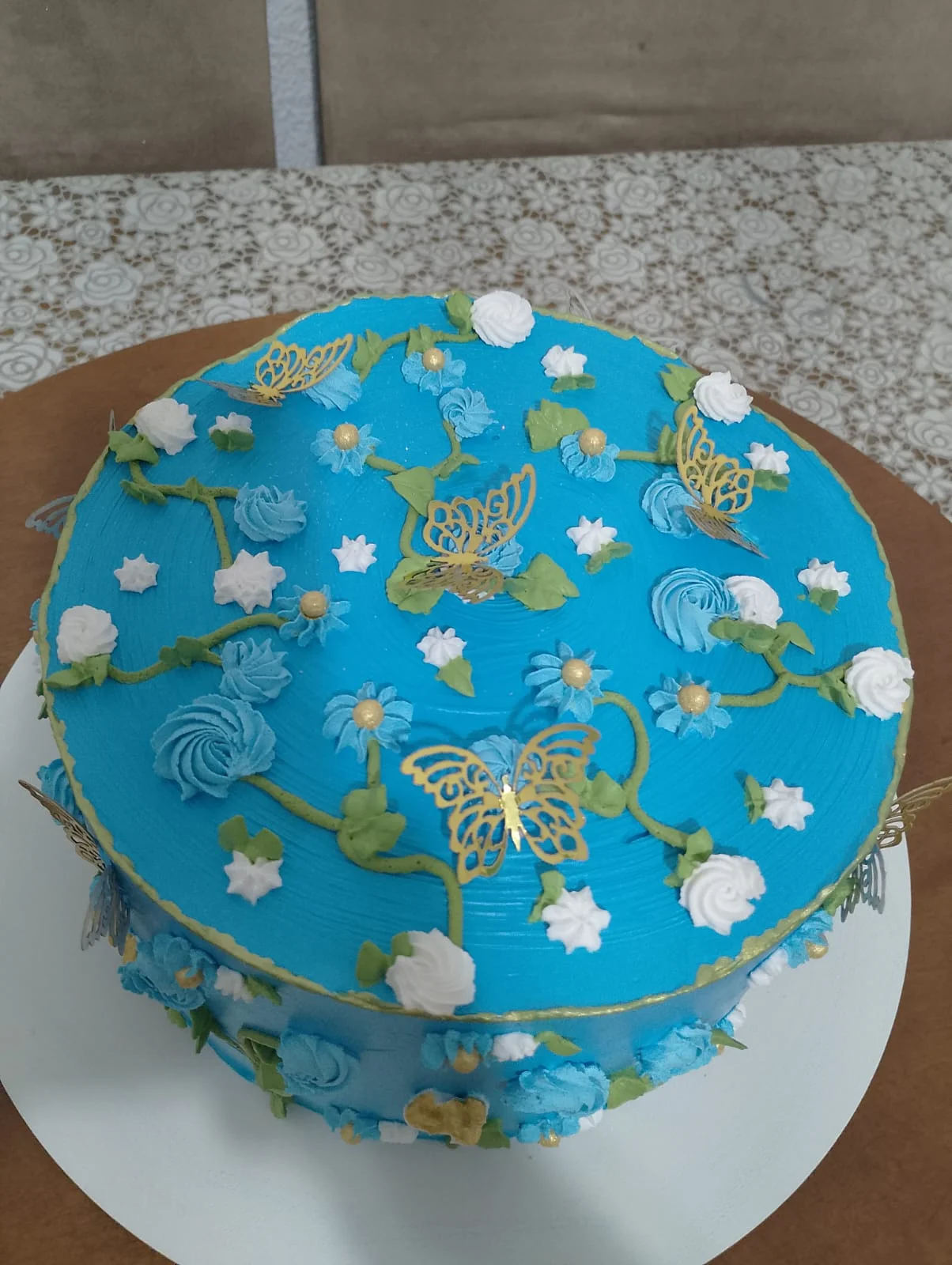 Bolo azul floral com borboletas