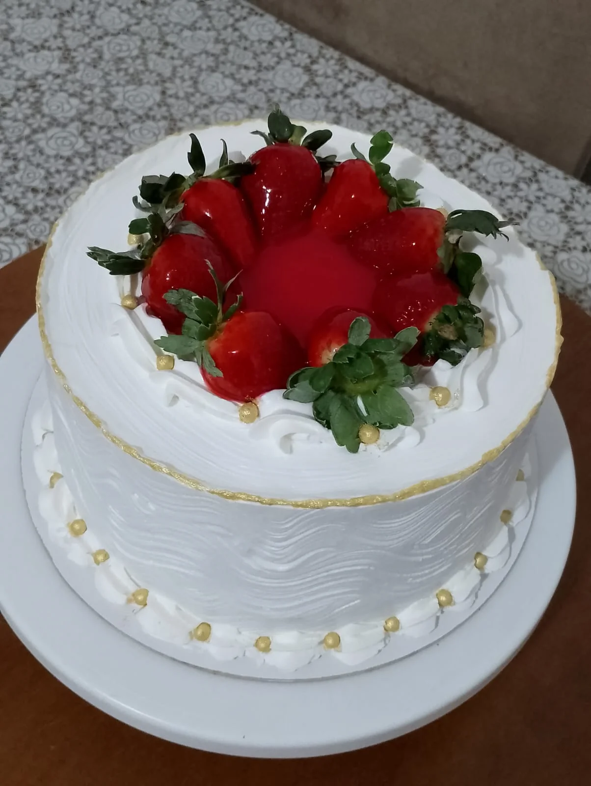 Bolo branco com morangos e pérolas