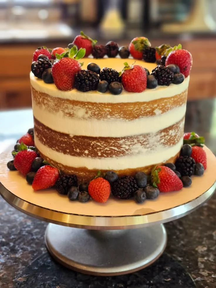 Naked cake com frutas vermelhas