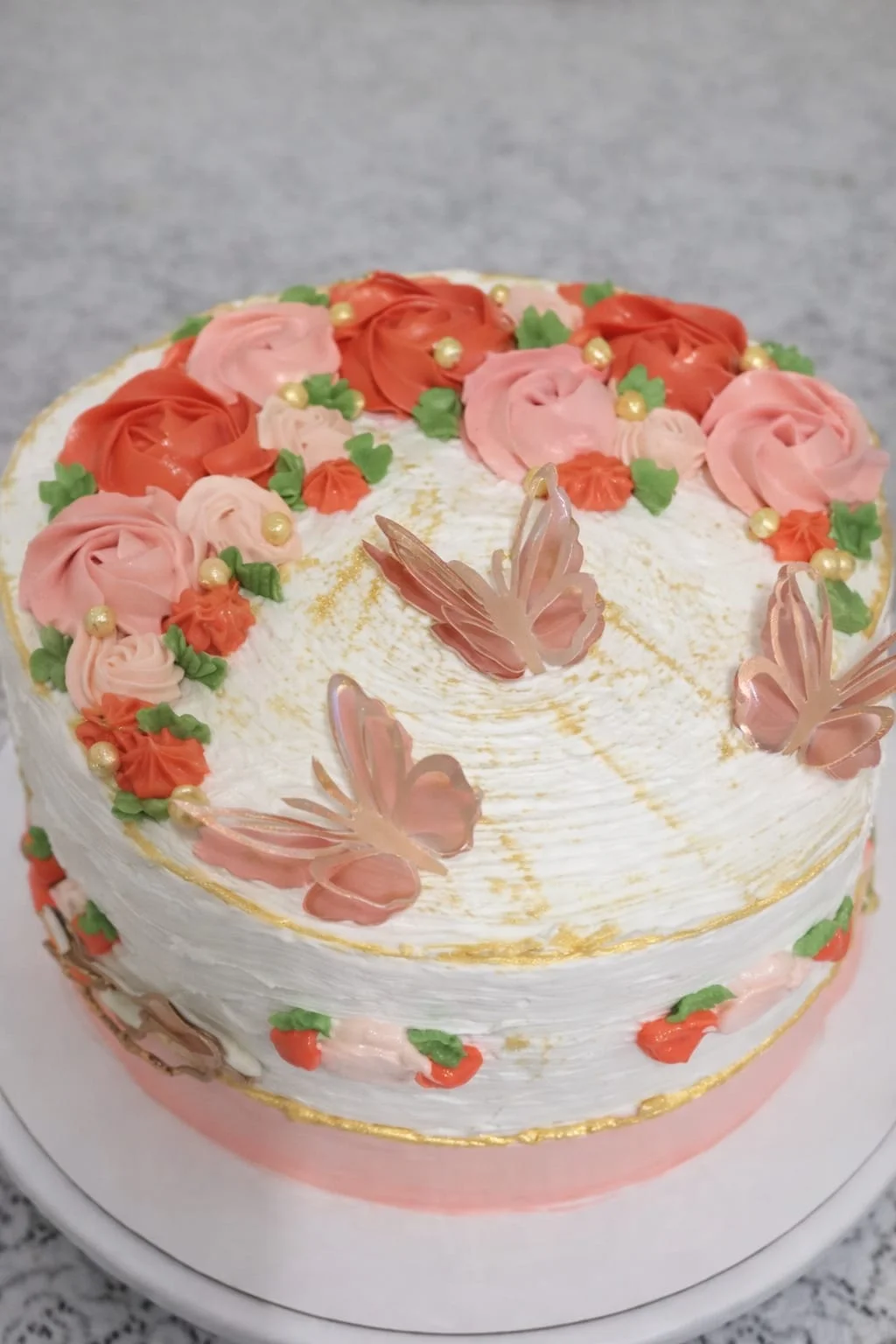 Bolo com rosas e borboletas